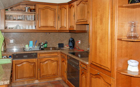 Tazzino: Marrón, Gabinetes, Propiedad, Mostrador, Mueble, Cajón, Cocina, Fregadero, Madera, Lavabo
