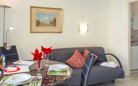 Locarno 410: Edificio, Mesa, Sofá, Mueble, Propiedad, Vajilla, Marco, Comodidad, Sala, Diseño De Interiores