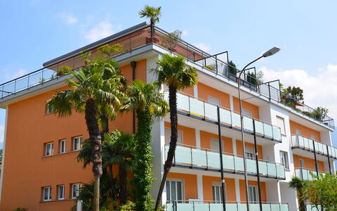 Ascona 100: Cielo, Planta, Edificio, Ventana, Árbol, Coche, Nube, Casa, Diseño Urbano, Barrio
