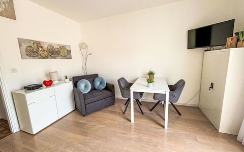 Ascona 100: Mueble, Diseño De Interiores, Piso, Suelo, Pared, Madera, Habitación, Suelos De Madera, Sofá, Sala