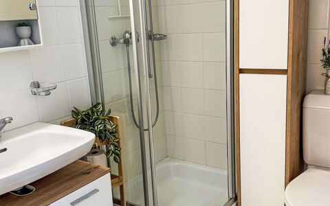 Ascona 100: Baño, Arreglo De Tubería, Lavabo Del Baño, Asiento Del Baño, Piso, Baño, Lavabo, Suelo, Diseño De Interiores, Grifo