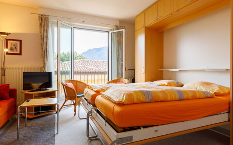 Ascona 100: Mueble, Propiedad, Comodidad, Edificio, Naranja, Diseño De Interiores, Madera, Marco De La Cama, Lámpara, Almohada