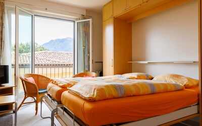 Ascona 100: Mueble, Comodidad, Edificio, Madera, Marco De La Cama, Textil, Almohada, Diseño De Interiores, Cama