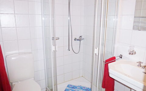 Nelly: Baño, Propiedad, Habitación, Loseta, Arreglo De Tubería, Pared, Arquitectura, Bienes Raíces, Barra De La Ducha, Ducha