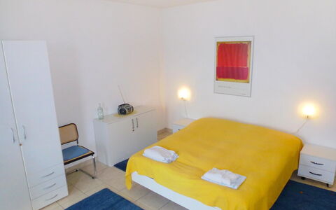 Aldesago 102: Habitación, Habitación, Cama, Mueble, Propiedad, Sábana, Suelo, Amarillo, Marco De La Cama, Lecho