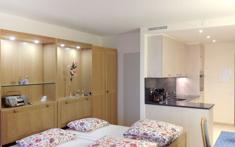 Castagnola 100: Cama, Mueble, Habitación, Habitación, Propiedad, Colchón, Sábana, Diseño De Interiores, Lecho, Marco De La Cama