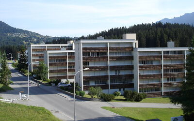 Lenzerheide 100: Cielo, Planta, Edificio, Nube, Propiedad, Árbol, Diseño Urbano, Montaña, Bloque De Pisos, El Terreno Del Lote