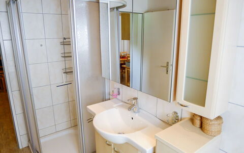 Surava 100: Espejo, Grifo, Lavabo, Arreglo De Tubería, Propiedad, Lavabo Del Baño, Mueble De Baño, Baño, Madera