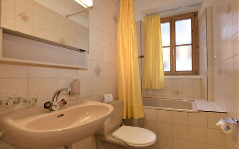Chesa Corvatsch: Grifo, Arreglo De Tubería, Lavabo Del Baño, Lavabo, Propiedad, Planta, Púrpura, Baño, Ventana, Edificio