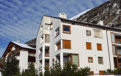 Pontresina 170: Nube, Cielo, Edificio, Planta, Ventana, Tiempo De Día, Diseño Urbano, Casa, Nieve