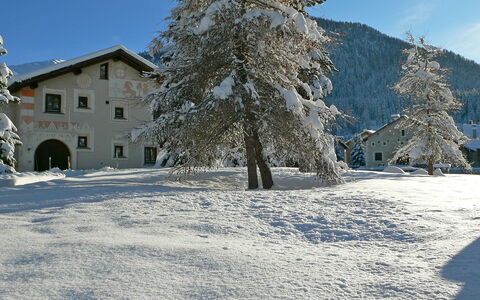 Chesa Chanella 5: Cielo, Edificio, Nieve, Ventana, Azul, Naturaleza, Árbol, Rama, Alerce, Pendiente