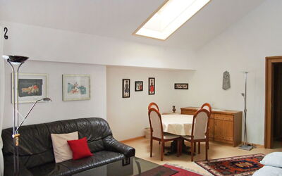 Vulpera 100.4: Habitación, Mueble, Propiedad, Sala, Diseño De Interiores, Techo, Suelo, Edificio, Casa, Pared