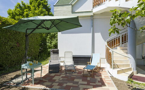 Blanca: Mueble, Mar, Silla, Sombra, Balcón, Mueble Para Exteriores, Eco Hotel, Costa, Cubierta, Manchas De Madera