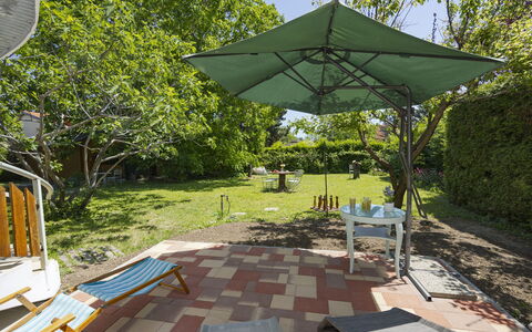 Blanca: Mueble, Mar, Silla, Sombra, Balcón, Mueble Para Exteriores, Eco Hotel, Costa, Cubierta, Manchas De Madera