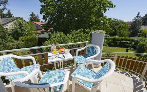 Blanca: Mueble, Mar, Silla, Sombra, Balcón, Mueble Para Exteriores, Eco Hotel, Costa, Cubierta, Manchas De Madera