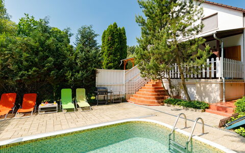 Balatonkenese 161: Planta, Propiedad, Cielo, Agua, Edificio, Árbol, Piscina, Hierba, Ocio, Mueble Para Exteriores