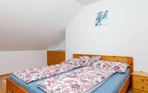 Gerania: Propiedad, Comodidad, Azur, Marco De La Cama, Edificio, Rectángulo, Diseño De Interiores, Madera, Ventana, Cama