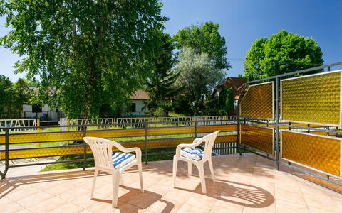 Balatonszeplak 100: Propiedad, Mueble, Cielo, Planta, Sombra, Banco Al Aire Libre, Árbol, Silla, Mueble Para Exteriores, Madera