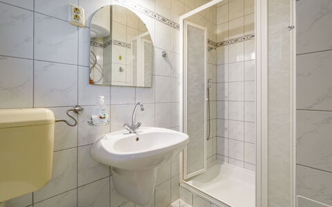 Ilex: Espejo, Grifo, Arreglo De Tubería, Lavabo, Propiedad, Lavabo Del Baño, Baño, Edificio, Diseño De Interiores, Suelo