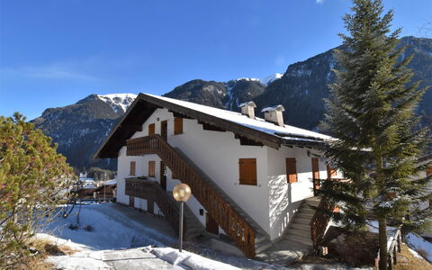 Storie di Montagna: Cielo, Montaña, Edificio, Propiedad, Ventana, Nieve, Nube, Planta, Árbol, Casa
