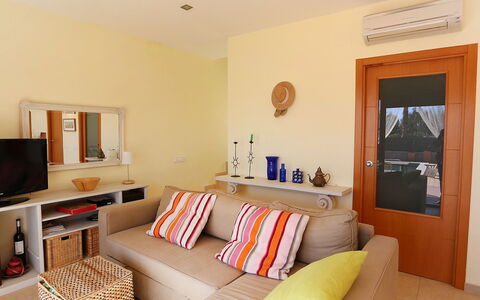 Peiro: Mueble, Habitación, Sala, Propiedad, Diseño De Interiores, Suelo, Pared, Techo, Estante, Mesa