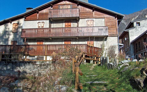 Chalet le Tour: Edificio, Cielo, Planta, Propiedad, Ventana, Madera, El Terreno Del Lote, Casa, Barrio, Barrio Residencial