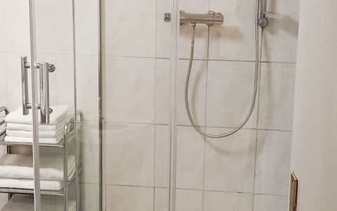 Bless: Arreglo De Tubería, Baño, Alcachofa De La Ducha, Ducha, Plomería, Barra De La Ducha, Diseño De Interiores, Piso, Puerta De La Ducha, Suelo