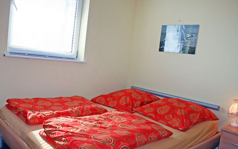 Goetheallee: Habitación, Cama, Mueble, Sábana, Habitación, Lecho, Colchón, Propiedad, Marco De La Cama, Rojo