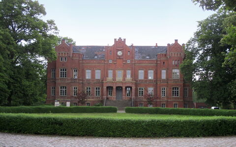 Goetheallee: Cielo, Propiedad, Planta, Árbol, Edificio, El Terreno Del Lote, Pendiente, Sombra, Asfalto, Madera