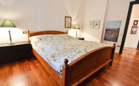 Villa Esperia: Habitación, Mueble, Cama, Habitación, Propiedad, Marco De La Cama, Sábana, Suelo, Suelos De Madera, Diseño De Interiores