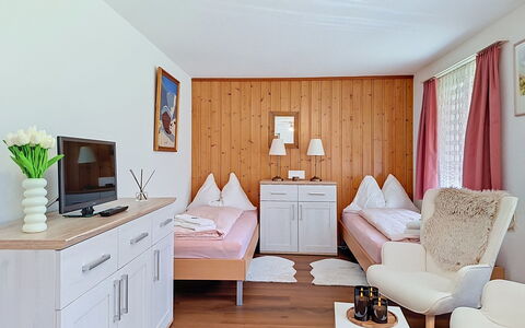 Grindelwald 255: Mueble, Diseño De Interiores, Cama, Habitación, Habitación, Suelo, Techo, Lecho, Sábana, Marco De La Cama
