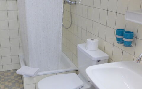 Grindelwald 255: Asiento Del Baño, Propiedad, Arreglo De Tubería, Baño, Blanco, Púrpura, Baño, Lavabo Del Baño, Plomería