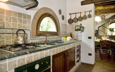 La Capinera: Mostrador, Habitación, Propiedad, Cocina, Edificio, Loseta, Gabinetes, Diseño De Interiores, Mueble, Lavabo