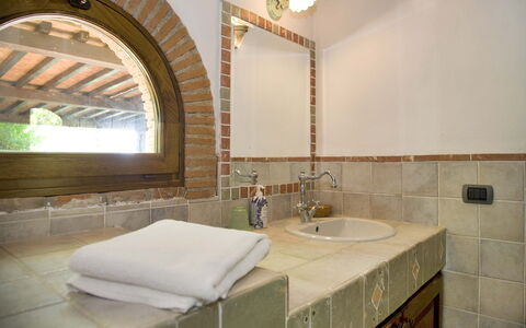 La Capinera: Propiedad, Habitación, Baño, Diseño De Interiores, Edificio, Loseta, Mueble, Bienes Raíces, Arquitectura, Lavabo