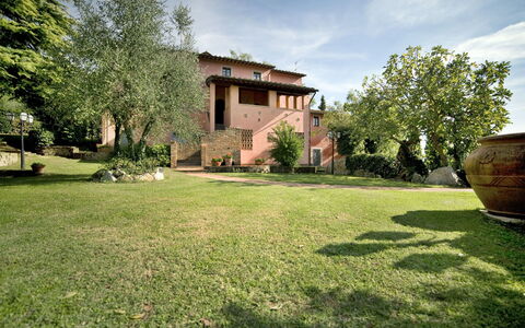 Le Rondini: Propiedad, Casa, Hierba, Casa, Césped, El Terreno Del Lote, Inmuebles, Bienes Raíces, Yarda, Edificio