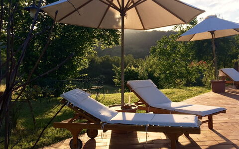 La Cenerara: Mueble Para Exteriores, Sunlounger, Mueble, Sombra, Mesa, Ocio, Árbol, Mesa Al Aire Libre, Paraguas, Accesorio De Moda