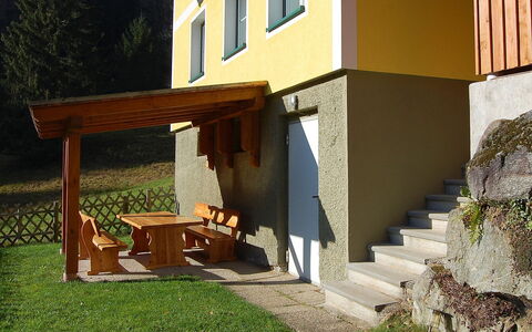 Krechen Alm: Planta, Edificio, Hoja, Ventana, Sombra, Banco Al Aire Libre, Madera, El Terreno Del Lote, Mueble Para Exteriores, Hierba