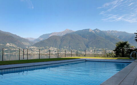 Top Lakeview: Piscina, Cielo, Azul, Montaña, Propiedad, Cordillera, Agua, Ocio, Bienes Raíces, Lago