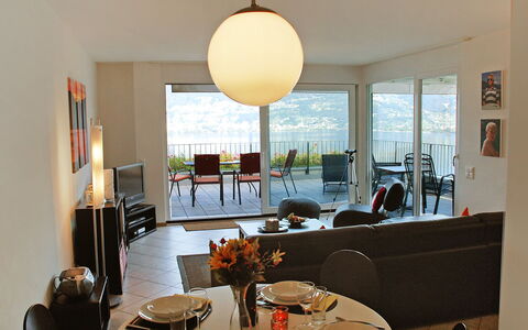 Top Lakeview: Habitación, Comedor, Diseño De Interiores, Amarillo, Propiedad, Mueble, Mesa, Edificio, Restaurante, Casa