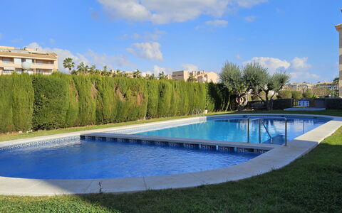Celio i: Azul, Piscina, Material Compuesto, Recurso, Jardín, Paisajismo, Sombra, Fuente De Agua, Césped, Hacienda