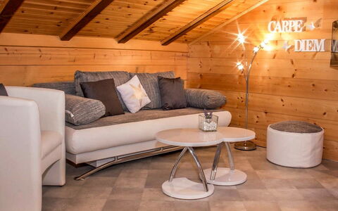 Kelly: Habitación, Propiedad, Diseño De Interiores, Mueble, Sala, Suelo, Ático, Edificio, Mesa, Pared