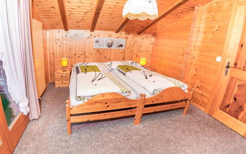 Kelly: Habitación, Mueble, Cama, Propiedad, Habitación, Marco De La Cama, Ático, Diseño De Interiores, Casa, Edificio