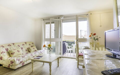 Les Amandiers: Edificio, Mueble, Ventana, Comodidad, Diseño De Interiores, Suelo, Piso, Sofá, Madera, Casa