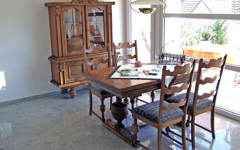Willmann: Comedor, Habitación, Mueble, Mesa, Cocina Y Comedor Mesa, Propiedad, Diseño De Interiores, Suelo, Casa, Silla