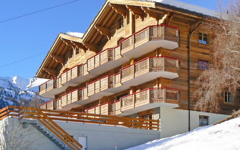 Ovronnaz 645: Edificio, Nieve, Cielo, Ventana, Planta, Pendiente, Madera, Casa, Árbol, Barrio Residencial