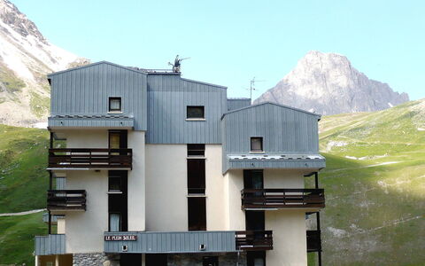 Tignes 280: Cielo, Edificio, Montaña, Propiedad, Nube, Ventana, Arquitectura, Casa, Planta, Fachada