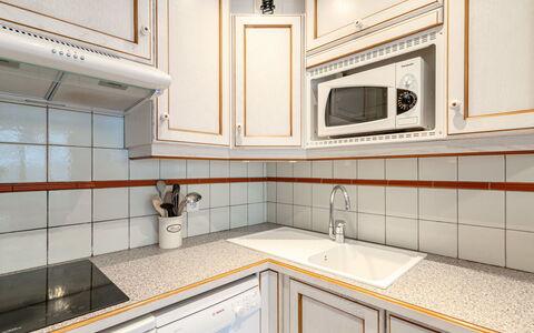 Tignes 290: Gabinetes, Mostrador, Propiedad, Estufa De Cocina, Cocina, Fregadero, Aparato De Cocina, Madera, Lavabo, Grifo