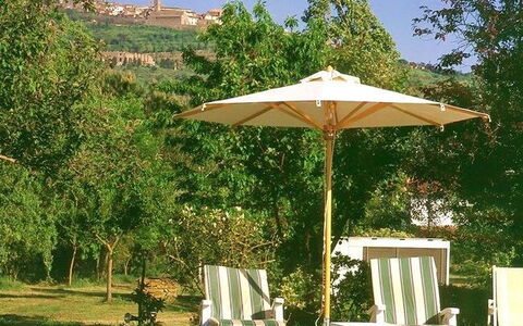 San Pietro: Paraguas, Sombra, Pabellón, Mesa, Árbol, Cielo, Accesorio De Moda, Mueble, Hierba, Bienes Raíces