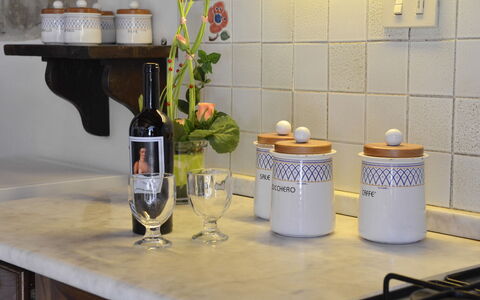 San Pietro: Vajilla, Drinkware, Mesa, Botella, Stemware, Barware, Vino, Planta, Diseño De Interiores, Flor