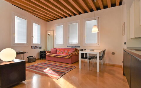 Venezia Giudecca 830: Mesa, Mueble, Sofá, Edificio, Comodidad, Madera, Lámpara, Sala, Diseño De Interiores, Arquitectura
